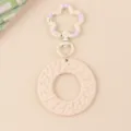 Gros plan détail du porte-clés fleur acrylique couleur bonbon bohème, pendentif circulaire. - Beige