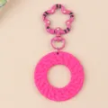 Détail de porte-clés rond tressé rose, charmant pendentif de sac doux pour un usage quotidien. - Rose rouge