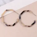 Vue rapprochée de boucles d'oreilles créoles en acétate écaille géométrique chic. - Hexagone Brun