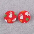 Nahaufnahme Detail roter runder Acryl Ohrringe mit niedlichem Weihnachtsschneemann und Blattmuster. - Roter Schneemann