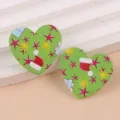 Primer plano detallado de pendientes de botón de acrílico verde con motivos navideños. - Estrella Verde