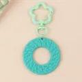 Gros plan sur les détails du porte-clés acrylique rond couleur bonbon style bohème vacances. - Bleu lac