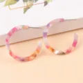 Boucles d'oreilles créoles en acétate coloré pour femmes bijoux mode minimaliste chic - Rose et Blanc