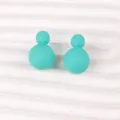 Bonbonfarbene Acryl DoppelKugel Ohrstecker, minimalistische modische Ohrringe Detailansicht. - Seeblau