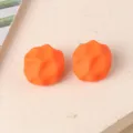 Primer plano pendientes de botón geométricos irregulares naranja, diseño mate. - Naranja