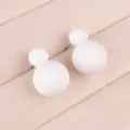 Schlichte weiße doppelte runde Ball Acryl Ohrstecker für Damen, Vintage schicke tägliche Mode. - Weiß
