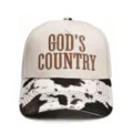 Detailansicht der stilvollen Kuhmuster-Krempe und God's Country Stickerei auf Baseballcap. - Kuhmuster