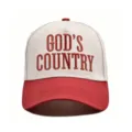 Nahaufnahme des zweifarbigen Baseballcaps mit roter gestickter God's Country Aufschrift. - Rot
