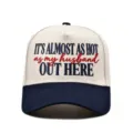 Close-up detail van de grappige geborduurde typografie op de casual trucker baseballcap. - Grappige Slogan Vijf-Panel Pet (M-0803) / Marineblauw Patchwork