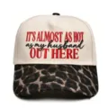Geborduurde trucker cap met luipaardprint rand en grappig quote detail op het voorpaneel. - Grappige Slogan Vijf-Panel Pet (M-0803) / Grijs Luipaard Patchwork Rand