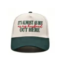 Gedetailleerde close-up van de borduursels aan de voorkant van deze stijlvolle baseballpet. - Grappige Slogan Vijf-Panel Pet (M-0803) / Donkergroen Patchwork