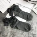 Japanischer Stil süße Damen Crew Socken mit großer schwarzer Schleife grau Baumwolle Strümpfe - Einheitsgröße / Dunkelgrau + Schwarze Schleife