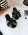 Flauschige offene Hausschuhe für Damen mit handgemachter Schleife, warme kuschelige Pantoletten. - Größe 39-40 / Schwarz
