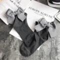 Detailansicht dunkelgrauer Baumwollsocken mit großer süßer Schleife und gerolltem Rand. - Einheitsgröße / Dunkelgrau + Graue Schleife