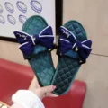 Grüne Satin Pantoletten für Damen mit dunkelblaue Schleife, bequeme Stoff Hausschuhe. - S (35-36) / Dunkelgrün + Dunkelblaue Schleife