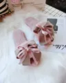 Nahaufnahme von kuscheligen Damen Plüsch Hausschuhen mit handgemachter Schleife. - Größe 37-38 / Rosa