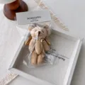 Niedlicher plueschbaer schluesselanhang mit perlenkette und fluegeln, detailaufnahme. - Großer Khaki Bär Flügelanhänger / Khaki