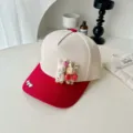 Linda gorra de béisbol con conejito de peluche strass lazo Y2K, beige y rojo elegante. - Rojo