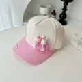 Bonita gorra de béisbol rosa y blanca con conejito de peluche y lazo de diamantes. - Rosa