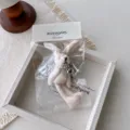 Süßer Plüsch Kaninchen Schlüsselanhänger mit Engelsflügeln für Taschen und Handyhülle. - Beige Langbeiniges Kaninchen Flügelanhänger / Beige
