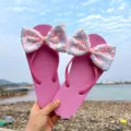 Detailansicht stilvoller, pinker Zehentrenner mit glitzernden Pailletten-Schleifen für den Sommer. - M (EU 38-39) / Rosa Sohle