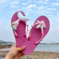 Pailletten Meerjungfrau Schwanz Seestern Sommer Strand flache Zehentrenner Damen Sandalen. - M (38-39 / 25cm) / Rosa Sohle mit Weiß Multi
