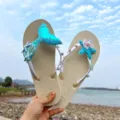 Modische Meerjungfrau Pailletten Zehentrenner mit Seestern und Muschel für den Strand. - M (38-39 / 25cm) / Weißer Sohle mit Blau