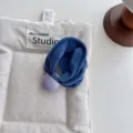 Blaues breites Stoff Haargummi mit süßer hellvioletter runden Perle für süßes tägliches Styling. - Dunkelblau