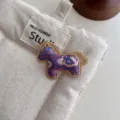 Neuer chinesischer Stil Song Brokat Pferd Brosche Retro Metall Goldbesatz Mode Anstecknadel - Lila Pony (Zufälliges Muster)