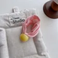 Rosa Stoff Haargummi mit gelber Perle, süßer farbblockierter Haargummi für den täglichen Stil - Hellrosa