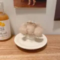 Vue rapprochée détaillée de la pince à cheveux en vison duveteux beige, accessoire élégant. - S / Beige Original