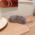 Graue Plüsch Haarklammer, flauschiges Winter Haaraccessoire, elegantes Haarspange für Damen. - L / Grau