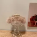 Nahaufnahme Detail der flauschigen echten Nerzfell Haarklammer, elegantes Haaraccessoire Modestil. - L / Camel