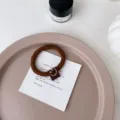 Élastique à cheveux marron avec jolie étiquette souriante pour coiffure de queue de cheval - Lin Petit Visage Souriant / Marron