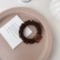Chouchou de cheveux marron avec joli patch smiley élastique pour queue de cheval. - Tissu de Bain Épais Grand Visage Souriant / Marron