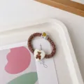 Braunes Plissee Haargummi mit süßem weißen Herz Bären Anhänger, stilvolles Haar-Accessoire. - Braunes Haargummi + Weißes Körper-Bär Stoffetikett