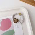 Süßer Cartoon Bär Herz Haargummi Satin Plissee Haarseil süße Haarschmuck für Frauen. - Beiges Haargummi + Braunes Buchstaben-Bär Stoffetikett