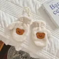 Detailansicht kuschelwarmer Kinderhandschuhe mit Bärenstickerei und praktischer Kordel. - Alter 3-8 / Beige Handschuhe mit Braune Bär