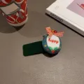 Weihnachtsmotiv Plüsch BB Haarklammer Detailaufnahme, mit gesticktem Happy-Text und Schleife. - Grüner Samt BB Clip mit Happy Schleife Glocke