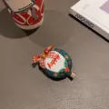Weihnachtskranz bestickte Haarklammer Detailansicht, süßes Plüsch Haaraccessoire für Damen. - Grüner Entenschnabel Clip mit Happy Schleife Glocke