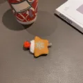 Detailansicht der weihnachtlichen Plüschstern-Haarspange mit Stickerei und kleiner Mütze. - Oranger Stern Entenschnabel Clip