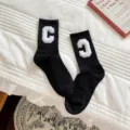 Schicke schwarze Baumwoll-MittelwadenSocken mit weißem flauschigen Buchstaben C Aufnäher. - Einheitsgröße (EU 34-39) / Schwarze Socken mit Weißem C
