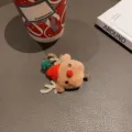Nahaufnahme Detail süßer Weihnachts Plüsch Rentier Haarspange mit Glitzer Geweih und Mütze. - Hut Geweih Entenschnabel Clip