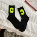 Chaussettes mi-hautes noires en coton avec patch lettre C vert néon, chaudes automne hiver. - Taille Unique (EU 34-39) / Chaussettes Noires avec C Jaune