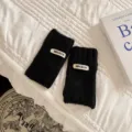 Schwarze Strick-Fingerlose Handschuhe Detailaufnahme, kuschelige Winter-Wollstulpen. - Einheitsgröße / Schwarz