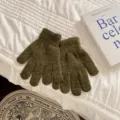 Olivgrüne einfarbige gestrickte Fünffinger Handschuhe, warme Damen Winterhandschuhe. - Einheitsgröße / Dunkelgrün