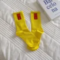 Chaussettes décontractées jaune vif avec une jolie étiquette rouge souriante tous les jours. - Taille unique / Jaune Vif