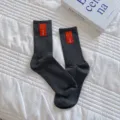 Donkergrijze halverwege kuit sokken met rood smiley stoffen label, casual geribde katoenen breiwerk. - Eén maat / Donkergrijs