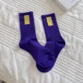 Paarse middelhoge sokken met een geel smiley stoffen label, casual en stijlvolle dagelijkse kleding. - Eén maat / Donkerpaars