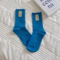 Blauwe geribbelde halverwege kuit sokken met schattig glimlach label, casual katoenen sokken. - Eén maat / Donker Meerblauw